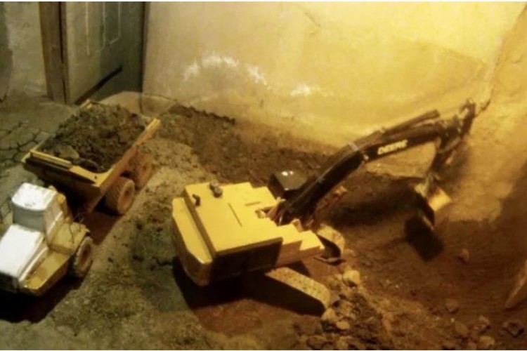 Чоловік 14 років риє підвал іграшковим екскаватором (Відео)