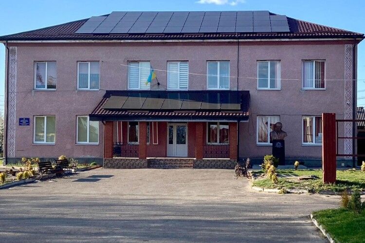 На даху волинського ліцею запрацювала сонячна електростанція