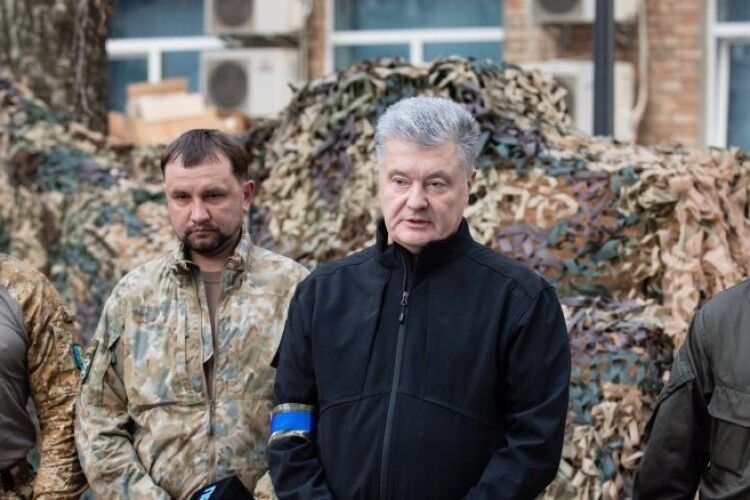 Хто хоче тікати – пишіть заяву: Порошенко пропонує звільняти високопосадовців, які відсиджуються під західним кордоном