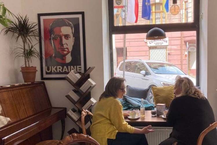 У Польщі радикали накинулись на кафе через… портрет Зеленського (Фото)