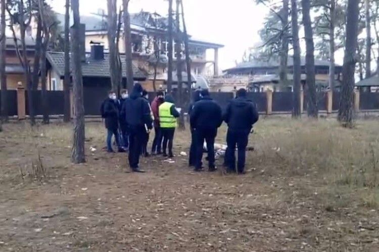 На Київщині біля лікарні знайшли оголене тіло жінки (Відео)