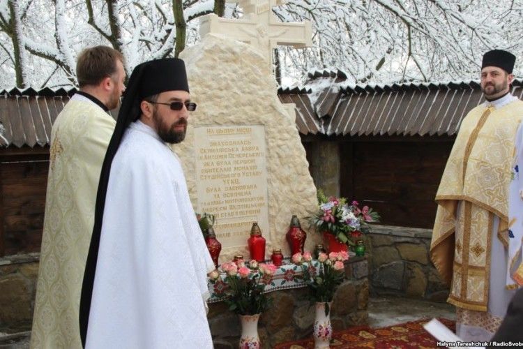 На місці спаленого монастиря, збудованого митрополитом Шептицьким, освятили хрест