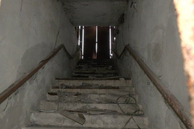 У Луцьку скандал через стан укриття на 40-му мікрорайоні (Відео)