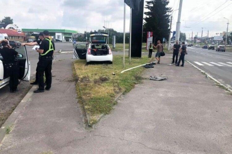 Аварія: у Луцьку машина патрульної поліції збила флагшток