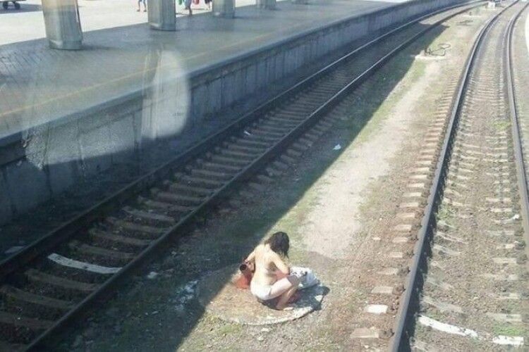 На залізничному вокзалі у Дніпрі жінка посеред білого дня приймала душ з пожежного гідранта (фото)
