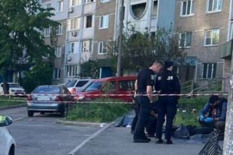 У Києві жінка вистрибнула з 14-ого поверху і вбила собою перехожого