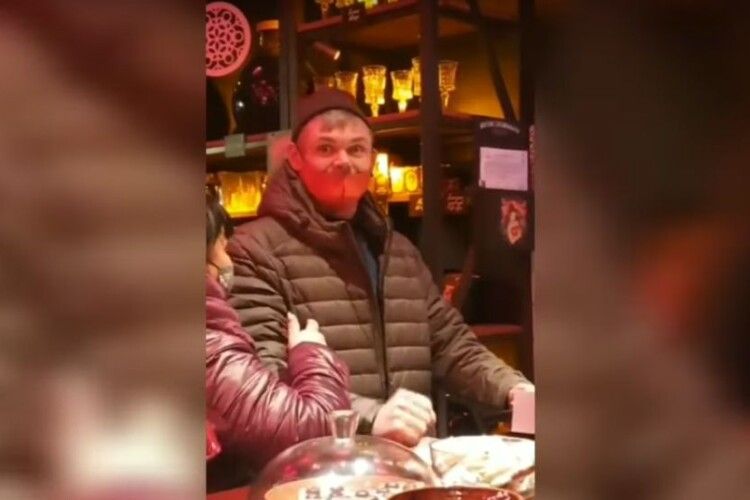 Чоловік влашутував скандал у барі, бо до нього звернулися українською мовою (Відео 18+)