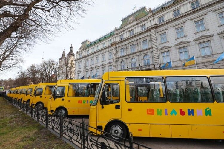 Громади Львівщини отримали 10 шкільних автобусів 