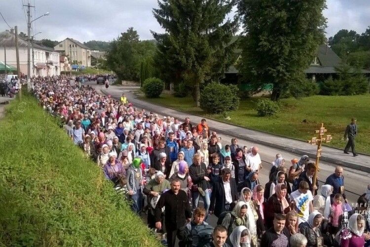 Поліція та СБУ безсилі: ігноруючи заборону, 5 тисяч вірян УПЦ МП йдуть до Почаєва