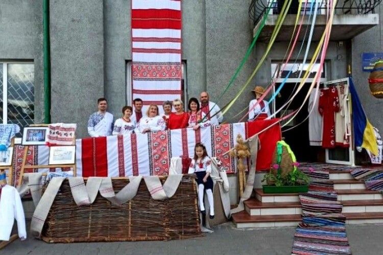 На Камінь-Каширщині організували виставку автентичного одягу