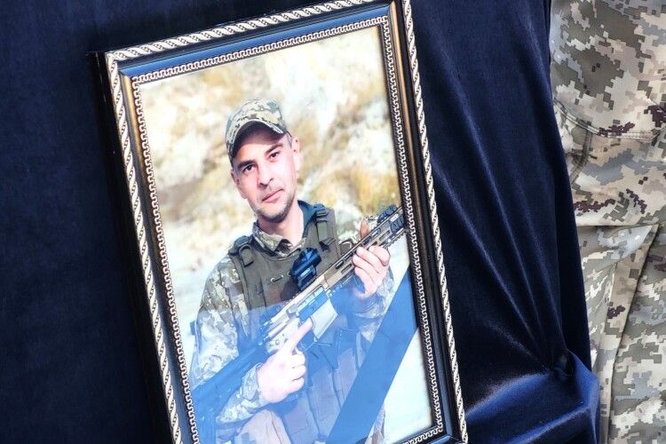 На Волині попрощалися з воїном-музикантом Романом Ющенком