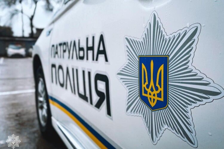  «На автозаправці чоловік стікає кров’ю», — Луцькі патрульні отримали виклик (Відео)