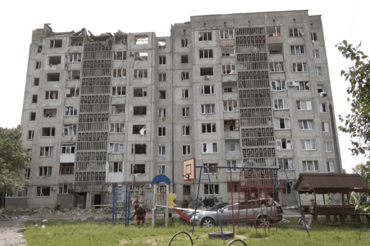Частина пошкодженого ракетою будинку в Луцьку піде під знесення
