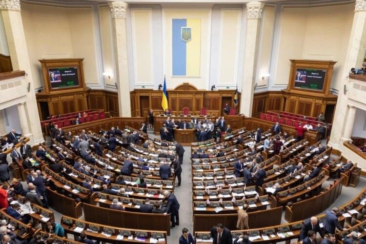 Народна депутатка заснула у Верховній Раді (Відео)