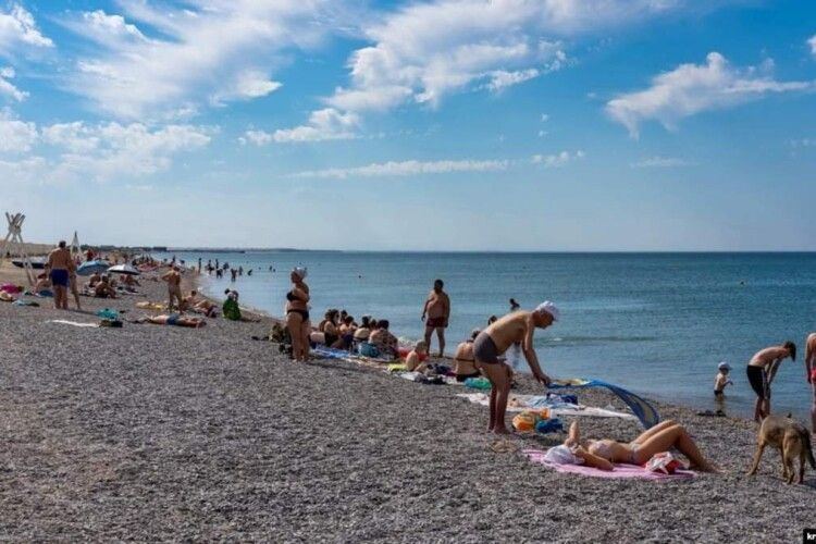 Пляжний сезон на тлі понівечених будинків: як кримська Новофедорівка відходить від «бавовни»