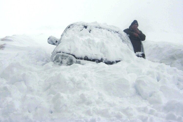 На Волині серед ночі нетверезий водій застряг у кучугурі снігу