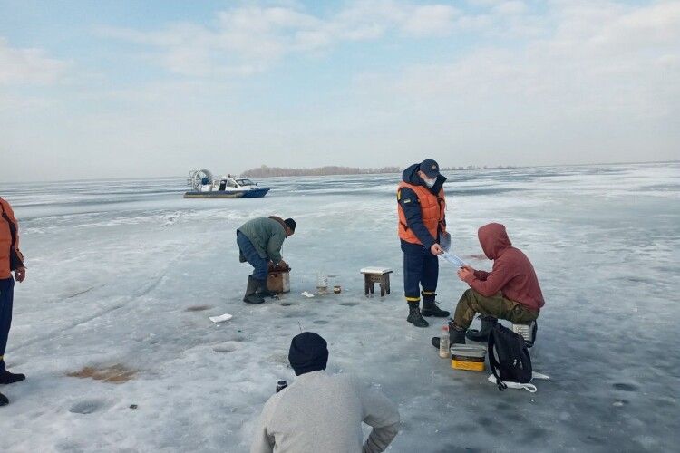 Волинські водолази-рятувальники провели навчання для любителів зимової риболовлі на найбільшому озері країни