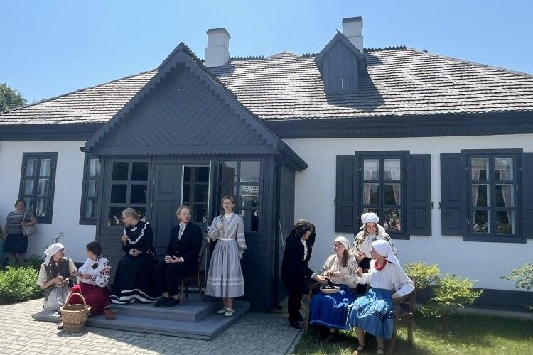 У музеї на Волині оновили будинки сім’ї Косачів та відтворили епізоди їхнього життя 