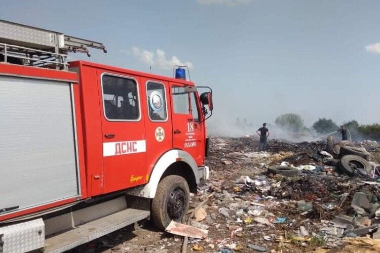В полі за Іваничами загорілось сміттєзвалище (Фото)