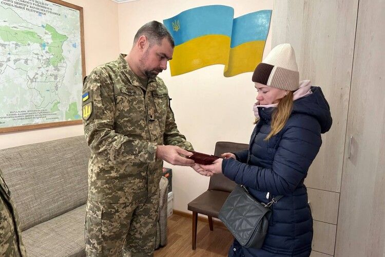 Сестра Героя з Любешівщини отримала його посмертну нагороду