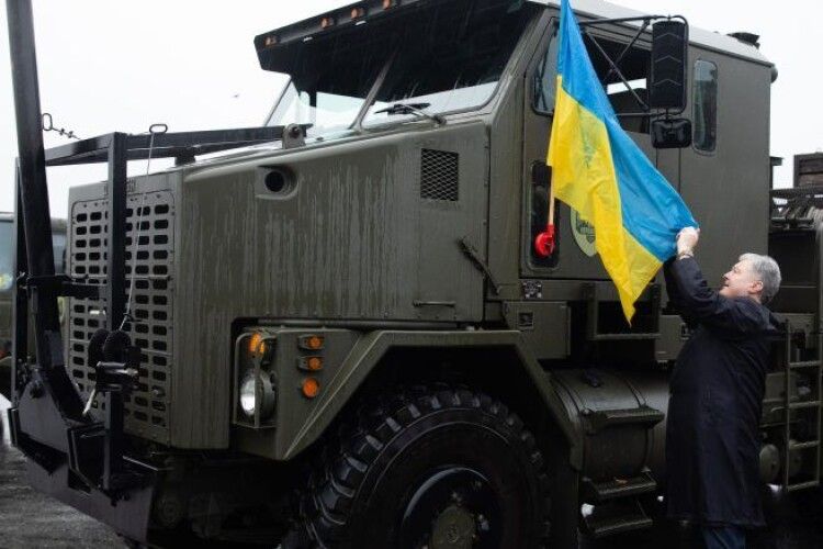 Стало відомо, в яку бригаду Порошенко передає найбільший у світі тягач Oshkosh