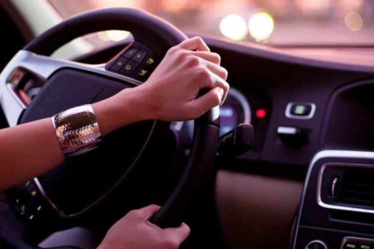 Водійка промчала на великій швидкості і пошкодила авто лучанина