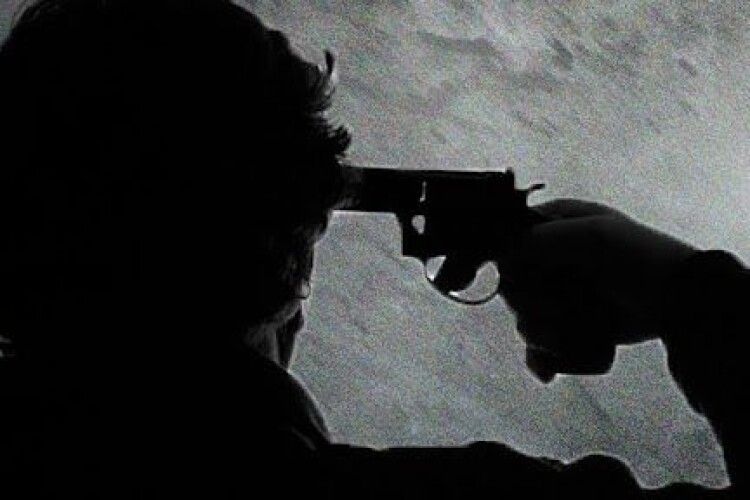 У Рівному чоловік вистрілив у себе