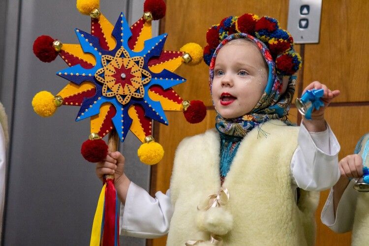 У Волиньраді зворушливо привітали із Різдвом маленькі колядники (Фото)