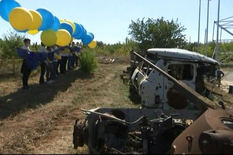 В небо над окупованим Донецьком запускають синьо-жовтий прапор