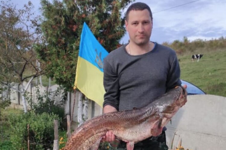 Жителю Рівненщини вдалося виманити з води тлусту рибину