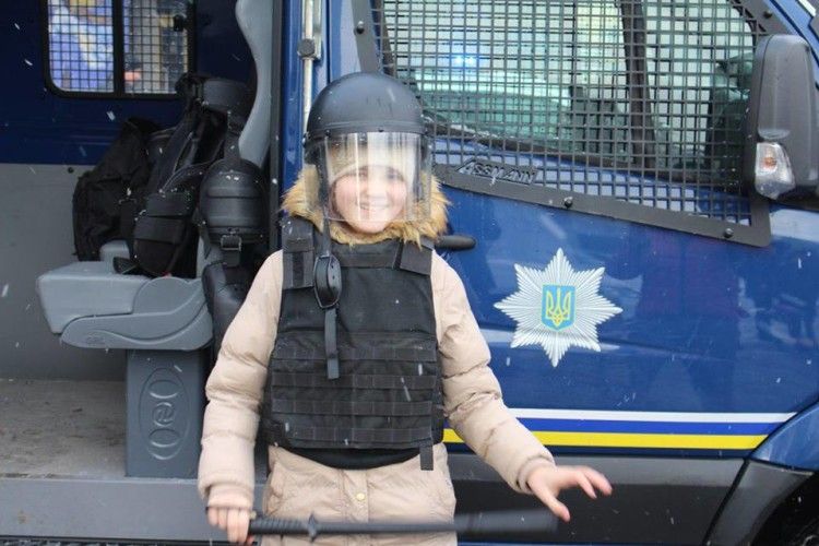 Луцька малеча вдягнула бронежилети, а дорослі – «окуляри алкоголіка»