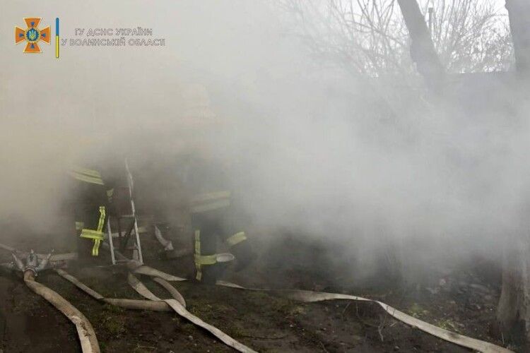 Значне задимлення: у Володимирі горів дах будівлі (Відео)