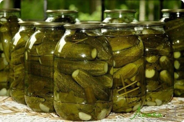 Рівнянка ледь не померла, скуштувавши домашні огірки