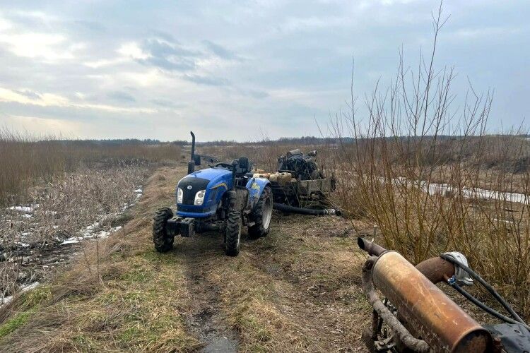 Рівненські поліцейські викрили двох «бурштинщиків» (Фото)