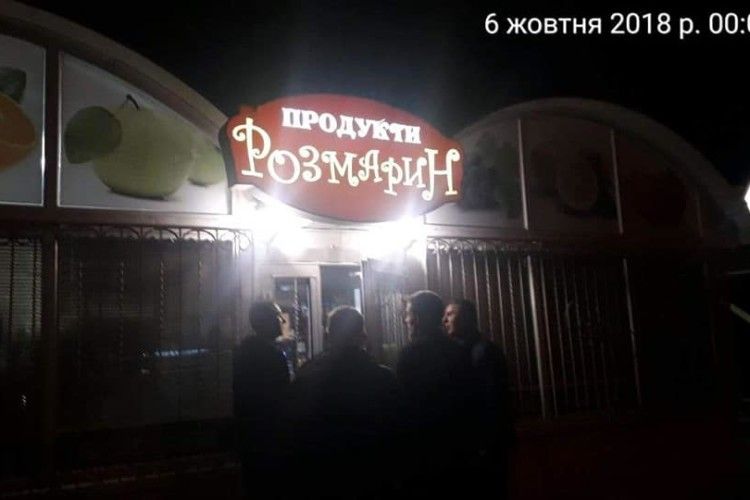 Луцька продавчиня наливала покупцям і уночі