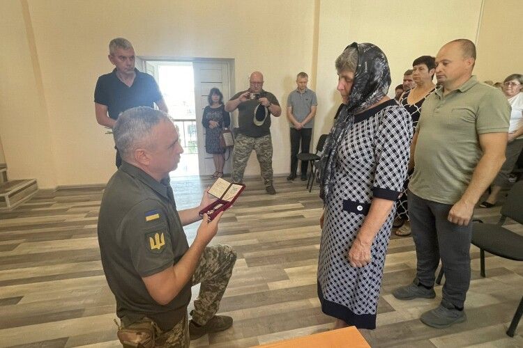 У громаді на Волині матері полеглого Героя вручили його посмертну нагороду 
