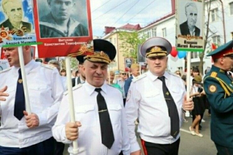 Двоє російських чиновників вийшли на акцію «Безсмертний полк» з портретом одного і того ж ветерана