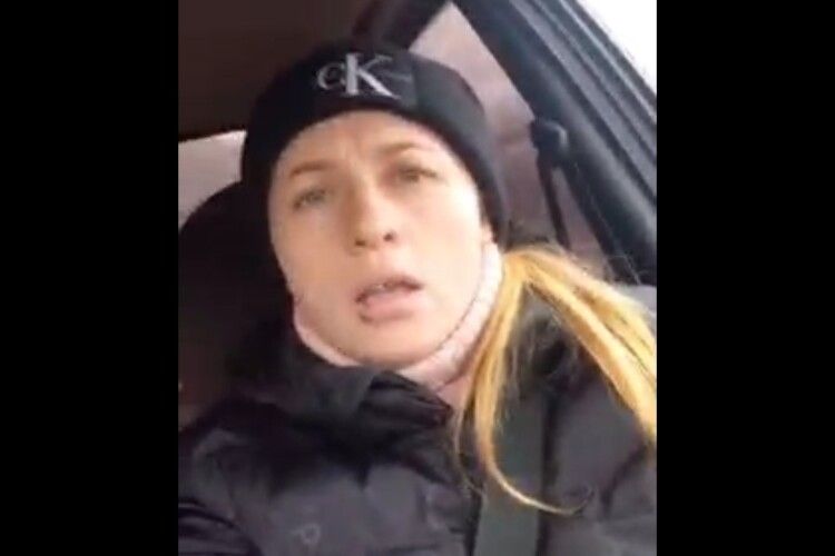 Безстрашна українка морально знищила окупанта, який вимагав показати паспорт (Відео)