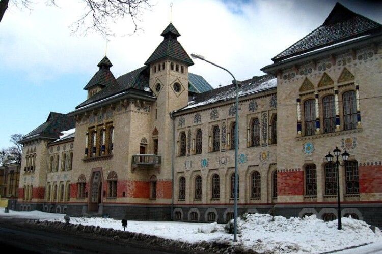 Родину з немовлям не пустили в експозиційні зали музею
