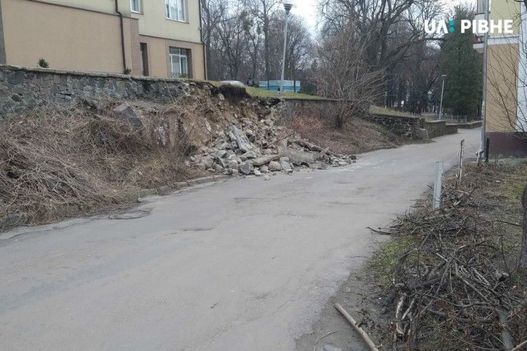 Обвалилася стіна, а відповідальних за ремонт – нема (ФОТО)
