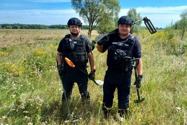 І у спеку, і під обстрілами волинські сапери очищають прифронтові території від боєприпасів (Фото)