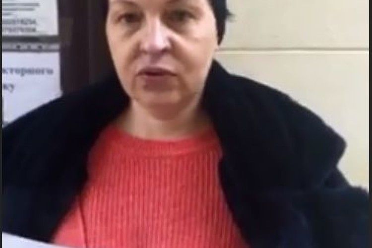 Чернівецька волонтерка спалила подяку від обласної ради