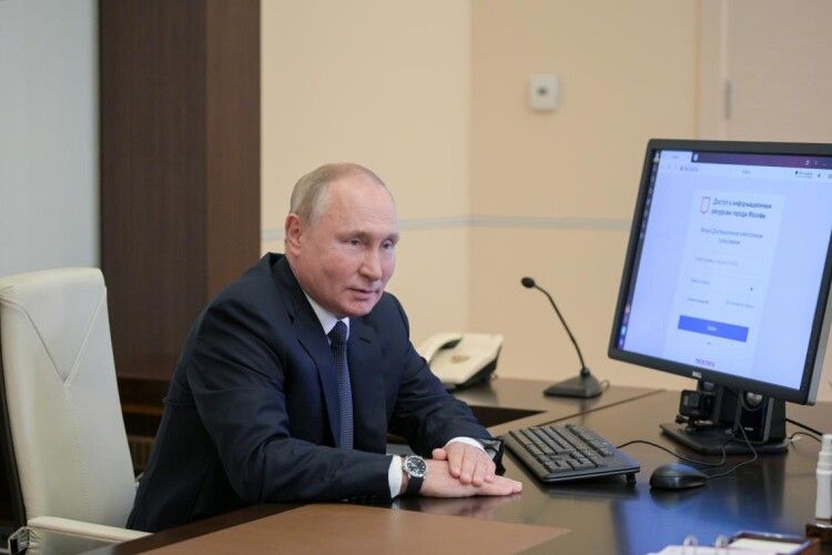 Путін проголосував на виборах онлайн, але на його годиннику була інша дата (Фото, відео)