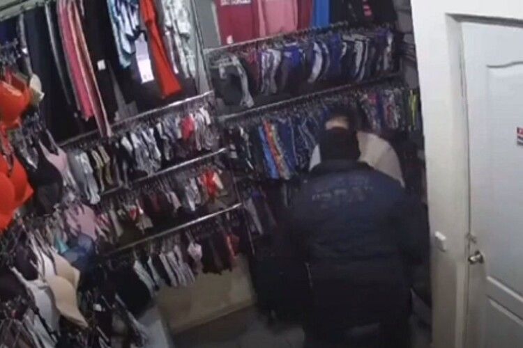 Чоловік намагався зґвалтувати жінку в магазині: інцидент потрапив на камеру (Відео)