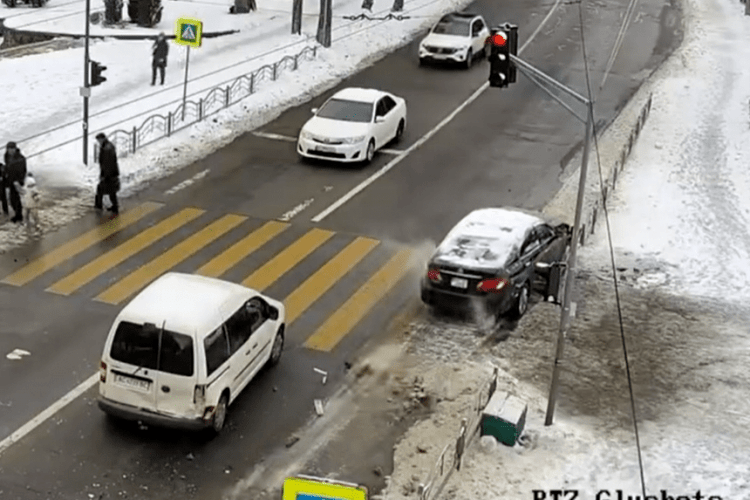 У Луцьку водій «Lexus» не побачив червоний сигнал світлофора (Відео)