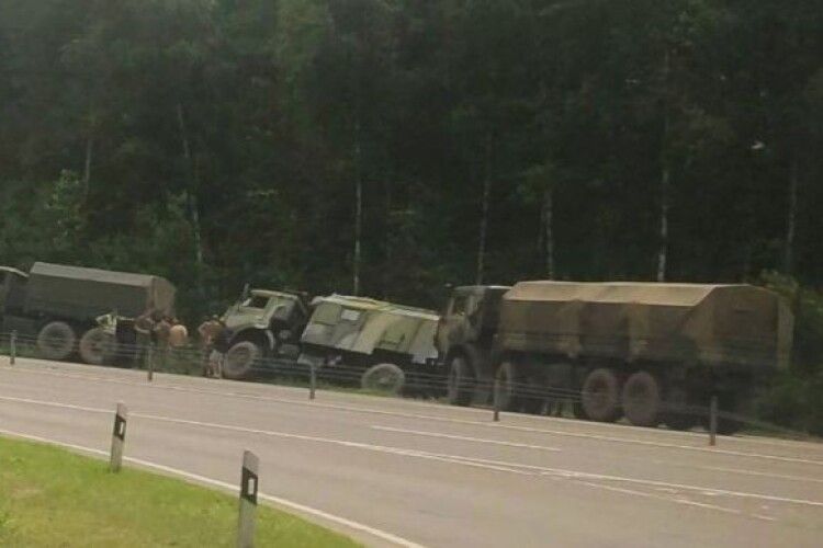У Білорусі помітили колону «КамАЗів» російської армії