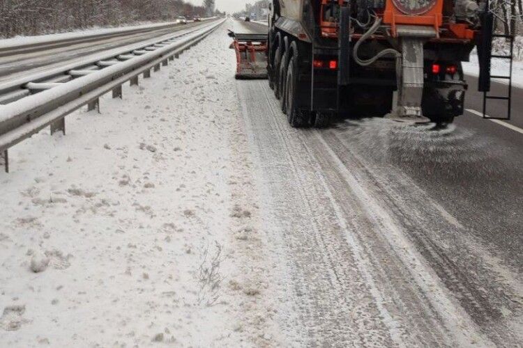 На волинських дорогах 64 спецмашини ліквідовують наслідки снігопаду (Фото)