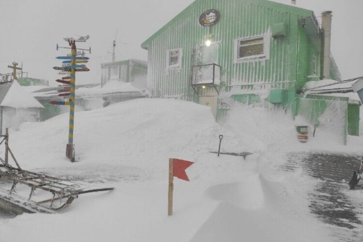 Антарктичну станцію «Академік Вернадський» замело двометровим шаром снігу (Фото)