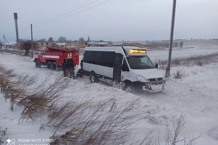 На Горохівщині водії один за одним потрапляють у снігові пастки (Фото, відео)