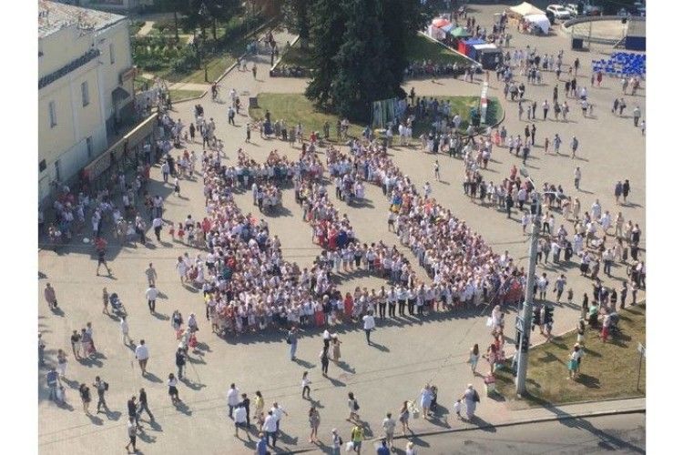 Лучани «вишили» В’їзну вежу Луцького замку на Театральному майдані